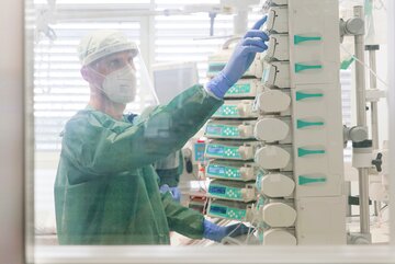 Ein Arzt auf der Intensivstation überprüft Vitalwerte.