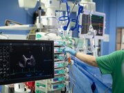 Monitor zeigt Ultraschallaufnahme während Operation.