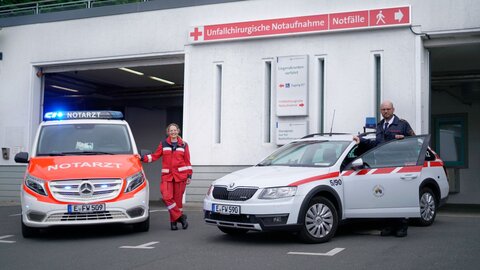 Notärzte stehen an ihren Einsatzfahrzeugen an der Unfallchirurgie.