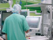 Anästhesist überprüft die Vitalwerte am Monitor.