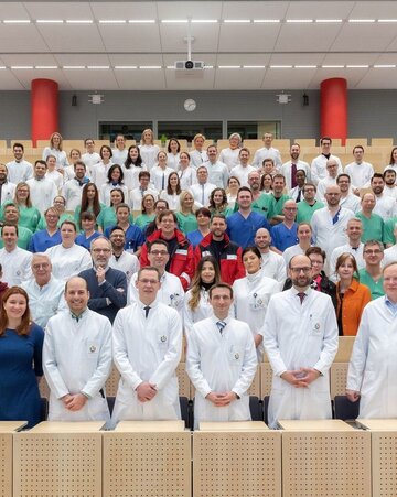 Das gesamte Personal der Uniklinik Essen posiert für ein Gruppenfoto.