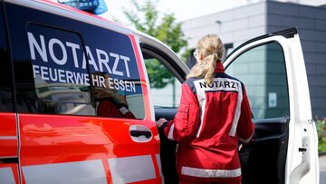 Notärztin steigt in Einsatzfahrzeug.