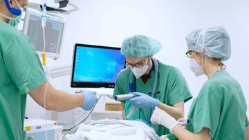 Anästhesist im OP intubiert Patienten.