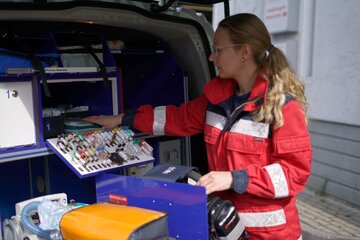 Notärztin checkt, ob das Inventar im Einsatzwagen vollständig ist.