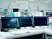 Monitore zeichnen während der OP alle wichtigen Gesundheitsdaten auf.