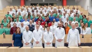 Das gesamte Team der Uniklinik Essen posiert für ein Gruppenfoto.