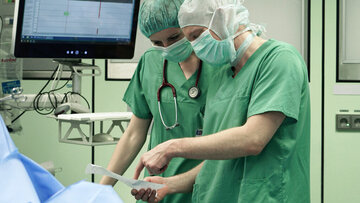 Anästhesisten überprüfen die Vitalwerte im OP.